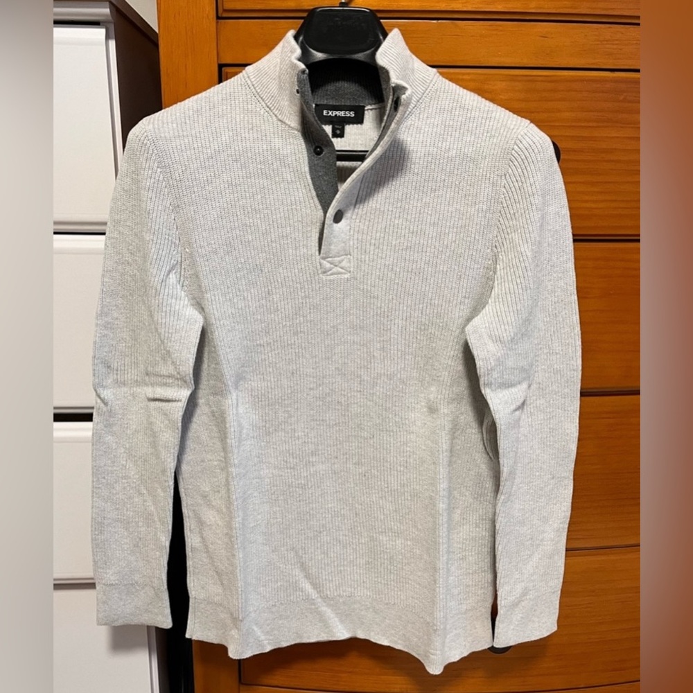 Express snap collar ribbed sweater. Size L